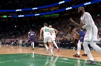 开云线上入口-杰伦-布朗向裁判抱怨领到技术犯规，目前17投仅5中砍下16分