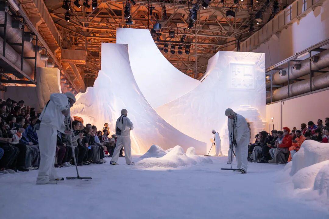 冬奥时空下，以方印为匙，和肖战走进中国李宁米兰大秀