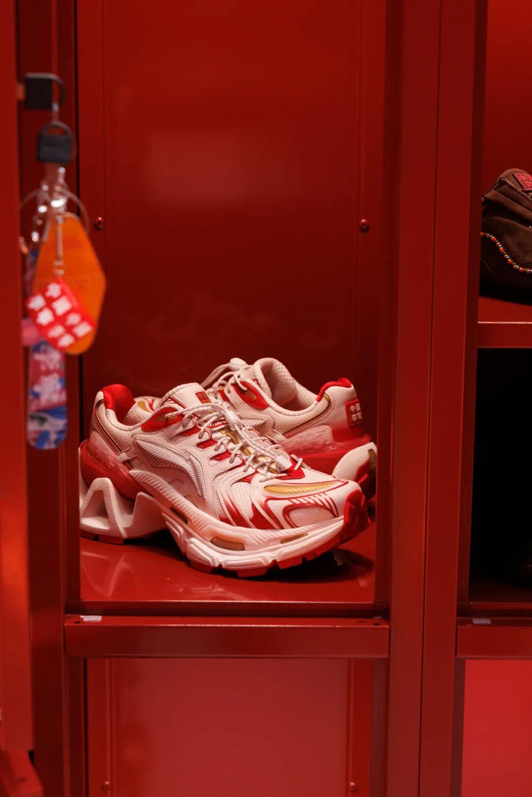 冬奥时空下，以方印为匙，和肖战走进中国李宁米兰大秀