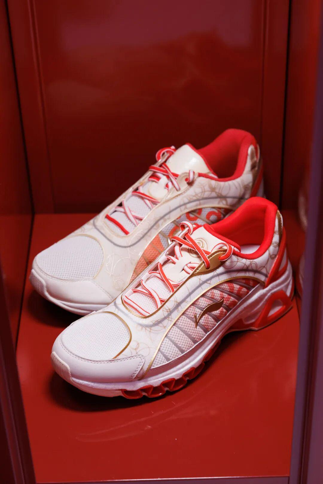 冬奥时空下，以方印为匙，和肖战走进中国李宁米兰大秀