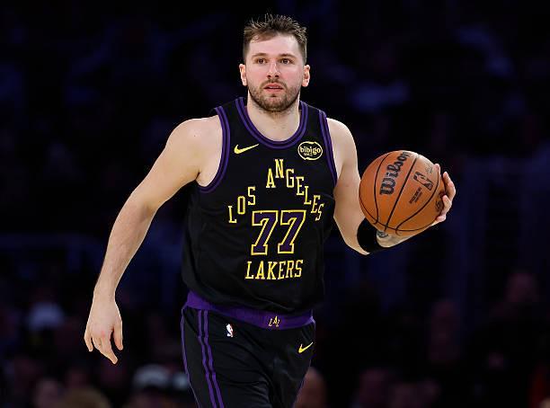 开云线上入口-东契奇仅用时18分钟便取得三双，创造湖人队史最快纪录