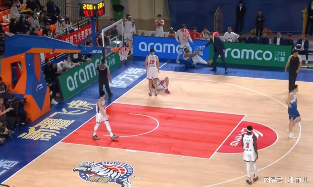 开云线上入口-太蹊跷了！广东队领先18分却惨遭新疆逆转，杜锋有望挖走劳森？