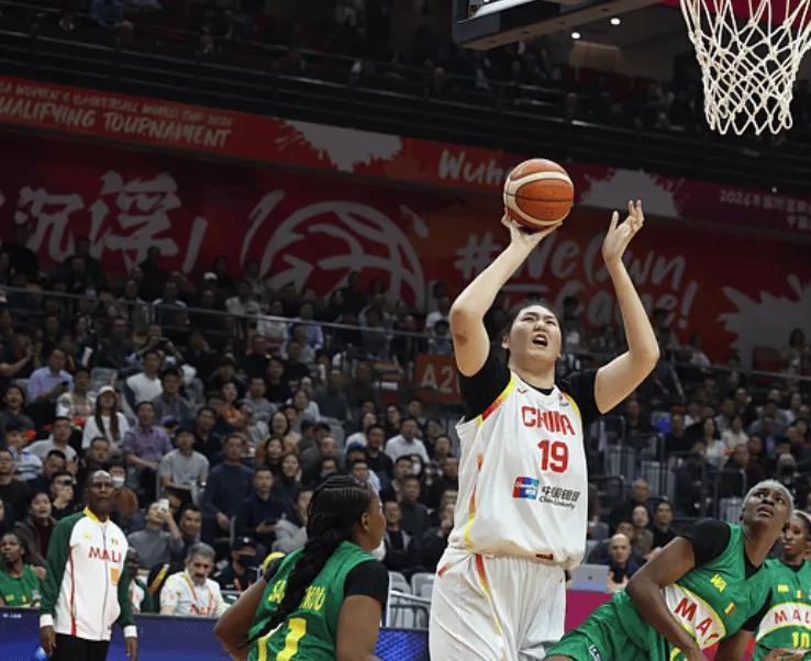 胜马里发布会!宫鲁鸣不满比赛,谈内线搭配,展望比利时强调学习