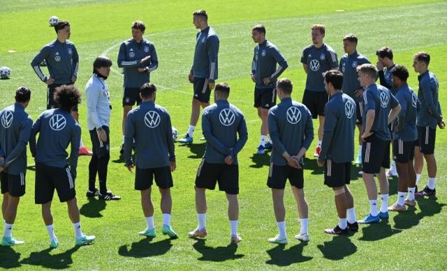 开云登录网址入口-逼抢！快攻！勒夫爽抄弗利克作业，穆勒胡梅必打主力