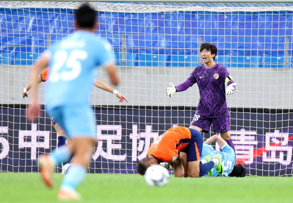 开云网站-门将牟鹏飞表现神勇屡献神扑，青岛海牛客场一球小负遭遇开局两连败